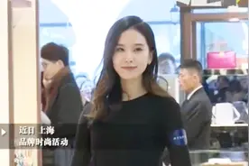 刘诗诗出席时尚活动，黑色上衣搭配蓝色半身裙，沉稳大气视频封面