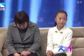 妈妈患癌家境贫困，14岁女儿卖唱筹钱为妈妈治病，懂事的让人心疼视频封面