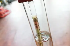 用密度计测试电瓶电解液与蒸馏水的方法与步骤视频封面
