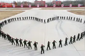 这么“萌”的兵哥哥你见过吗？武警新兵齐跳《你笑起来真好看》视频封面