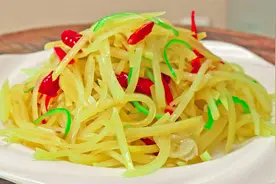 土豆丝怎样炒才能脆爽不粘锅？大厨分享几个技巧，专业靠谱接地气