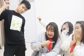 同学上课玩游戏，被老师抓到，霹雳添油加醋劝老师扔掉，笑死我了视频封面