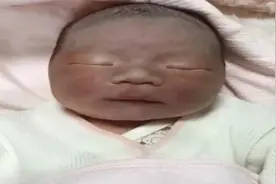 宝宝刚出生时丑哭了亲妈，坚持养了一年，颜值变化太惊艳！视频封面