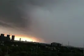 不是特效！江苏海安迎来雷暴大风 雨云如墙压过城市上空视频封面
