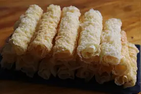 从干黄豆开始做成响铃卷，吸满汤汁，入口即化