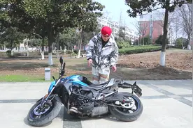 摩托车倒车后如何扶车？老王教你4种方法，女骑士也能扶起来视频封面