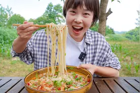 秋妹今天做个羊杂米粉，麻辣鲜香分量足，大块大块吃起真过瘾视频封面