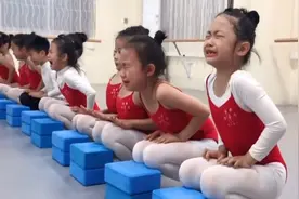 舞蹈班的日常训练，每天因为撕腿而疼哭，舞蹈比你想象中更难视频封面