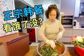 小雪的韩国婆婆做正宗萝卜泡菜，看看这繁琐的步骤，真会吃啊视频封面