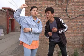 美女村花问单身汉，喜欢自己身上哪个部位，单身汉的回答太搞笑了