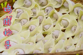 抄手试试用鸡肉做，汤鲜肉嫩我一次能吃20个，好吃的关键在于调馅