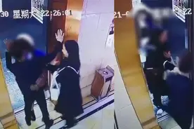 浙江小伙电梯口遭女孩强吻，举双手不敢动，同行女孩一把将其推开视频封面