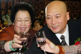 255亿身价的陈丽华与迟重瑞结婚，外界不看好，30年过的怎么样？视频封面