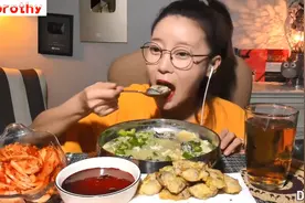 韩国美女Dorothy吃牡蛎面片汤和牡蛎煎饼，被烫得脸颊通红！视频封面