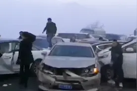 37车追尾1人重伤  贵州习水蓉遵高速浓雾凝冻引发严重车祸