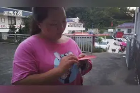 夫妻俩去吃农村酒席，随完礼还回给一个红包，啥习俗？拆开瞧一瞧视频封面