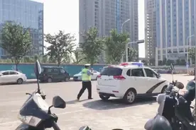 网曝郑州交警开无牌警车上路贴条 交警队：积极调查及时纠正视频封面