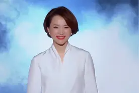 董卿的美就在一颦一笑之间，白色西配裸色高跟鞋，太惊艳了！视频封面