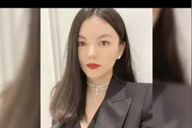 李湘大方晒照秀钻石，戴黄钻项链好抢眼，女儿首饰都超万元视频封面