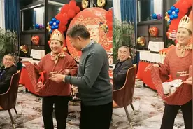 老人过66岁生日，女儿女婿送猪肉鲤鱼做贺礼：礼不轻情义重！视频封面
