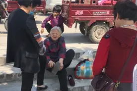 闰月兴给父母买鞋子，婆婆给父母一人买一双，母亲高兴的合不拢嘴视频封面