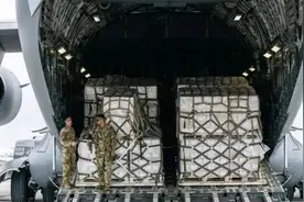 现场！五角大楼出动军机解决奶粉短缺 从德国运送130箱到美国救急视频封面