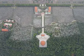 航拍广东顺德飞鹅永久墓园，五万多个墓位，位置越高越中间越贵视频封面