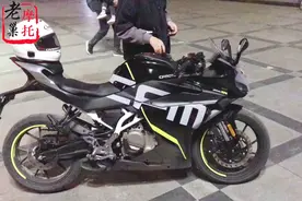 新上市的春风250SR 仿赛摩托车 较全面介绍灯光声浪展示 摩友评测视频封面