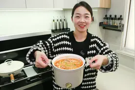 这个小电煮锅太实用了，煎鸡蛋、热牛奶、煮泡面、还可以涮火锅