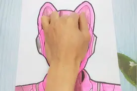 用手掌放在一张普通纸手绘迷你特工队露西，简单又帅气的手势画