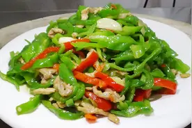 厨师长教你青椒肉丝的正确做法，青椒爽口，肉丝滑嫩，下酒又下饭