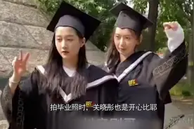 关晓彤现身北影拍毕业照，助理陪同帮拍摄，大口吃饼毫无明星架子视频封面