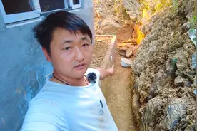 房子后面排水沟位置不够，只能人工挖宽位置，再考虑挡土墙如何做视频封面