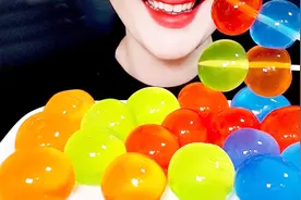柔软的彩色果冻球就像弹力球，戳开包装的那一瞬间，真是太减压了视频封面