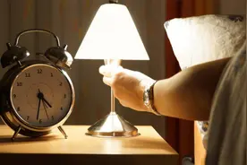 不少人被8小时睡眠论忽悠了！50岁以后，最佳的睡眠时长是多少？
