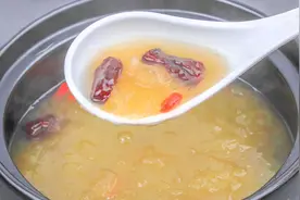 厨师长教你炖银耳红枣羹，银耳粘稠出胶很简单，省时省力