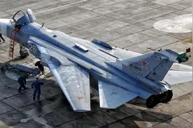 俄罗斯苏24超低空掠过美舰头顶，就差投弹了，白宫还不收手？视频封面