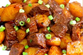 土豆炖牛肉的做法，牛肉软烂入味，土豆软糯，出锅连汤汁都不剩