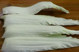 白菜帮很多人不喜欢吃，主要还是做法没弄对，这个做法好吃又开胃视频封面