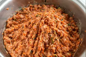 羊肉馅饺子要想好吃，调馅是关键，肉嫩多汁，味道鲜美，不腥不膻视频封面