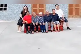 五代同堂逐一入镜拍全家福 从百岁老人到孩子 幸福模样令人羡慕！视频封面