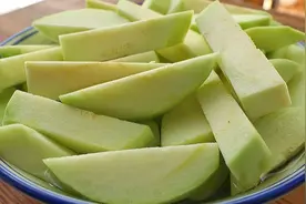 把茄子切成长粗条，这做法就像在吃肉，绵软入味，一周2次才解馋