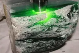翡翠玉石现场解石，玉雕大师教你如何利用价值最大化视频封面