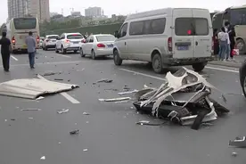 河南一满客大巴车行驶中被削顶！系限高杆半夜悄悄降低引祸