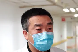 老年人弯腰驼背浑身疼，多是骨质疏松惹的祸，医生教你咋应对视频封面