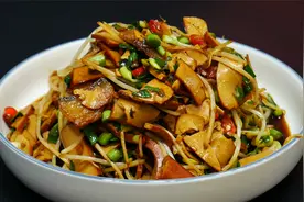 大厨教你鸡蛋干的家常做法，营养美味又爽口，配上米饭能吃三大碗视频封面