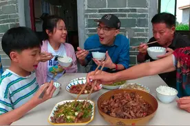 一群小黄鸭转眼变成大肥鸭，爸爸抓来做成全鸭宴，一家人吃过瘾了
