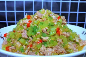 饭店总厨多年经验，教你一道肉末香芹，香嫩脆爽，大雪前后要多吃视频封面