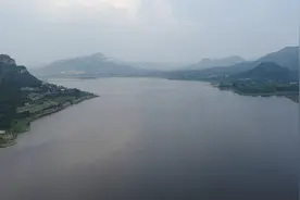 航拍济南卧虎山水库，碧波荡漾风景如画视频封面