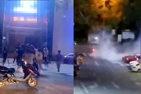 骑摩托带砍刀！广东20余名“古惑仔”冲击酒吧，保安喷灭火器驱离视频封面